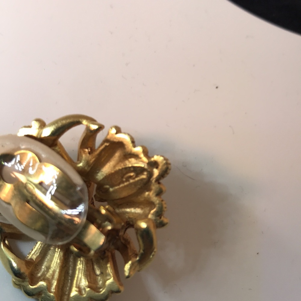 Oscar de la Renta vintage sign clip earrings gold tone - Picture 3 of 3